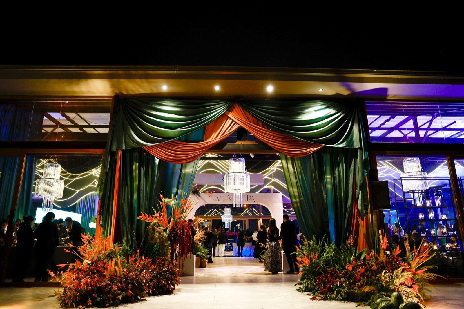 Recepción de evento corporativo con ambientación de marca