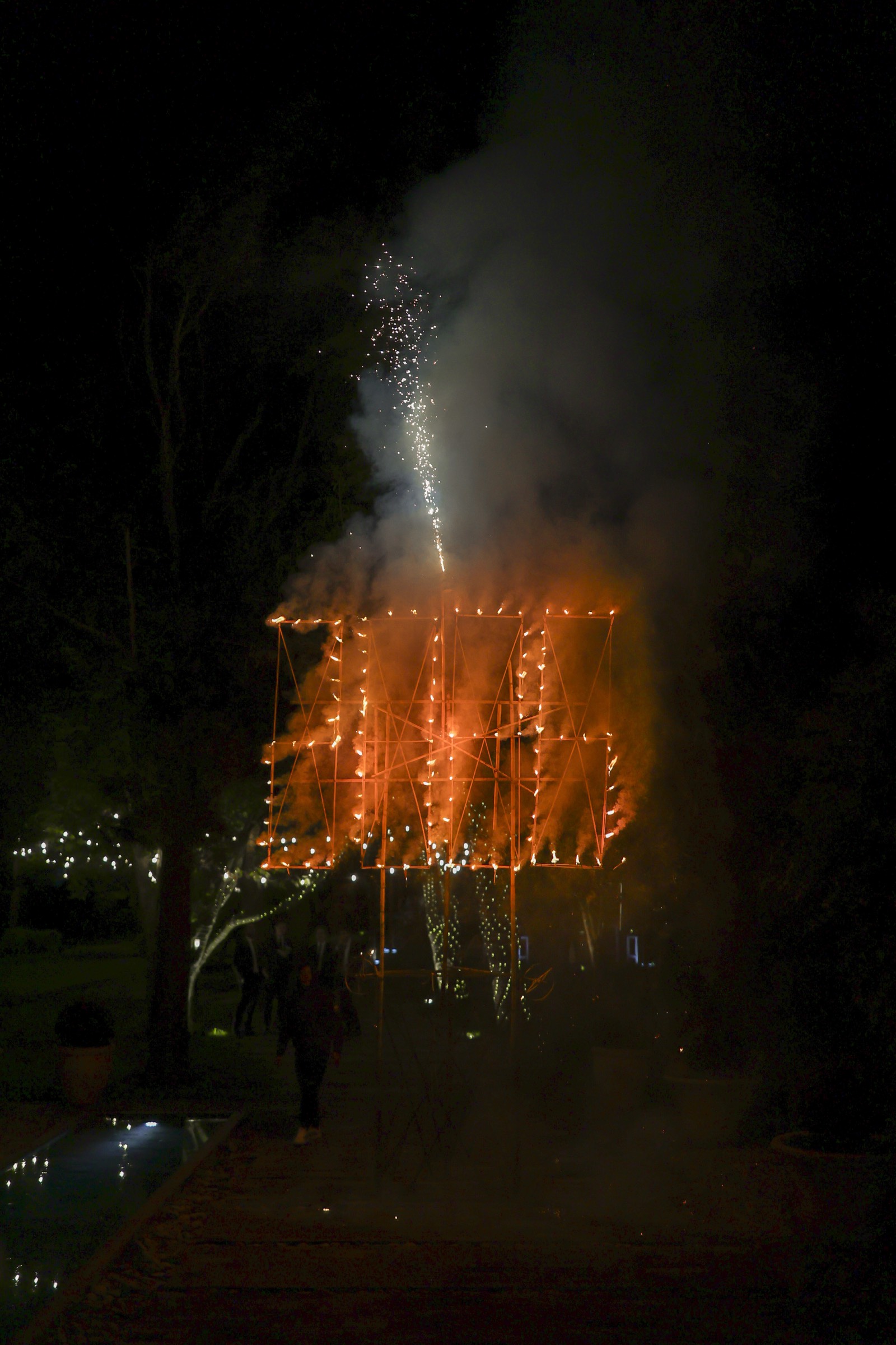 Espectáculo de fuegos artificiales sobre el escenario