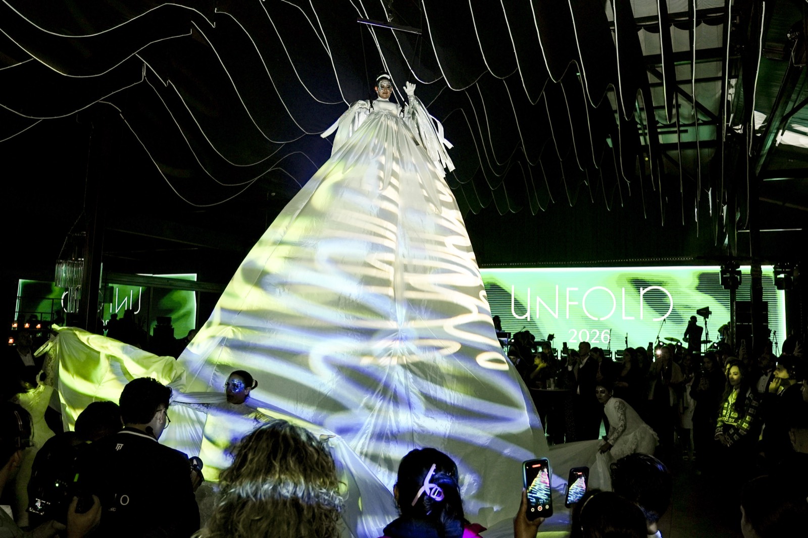 Estructura escenográfica iluminada en evento corporativo