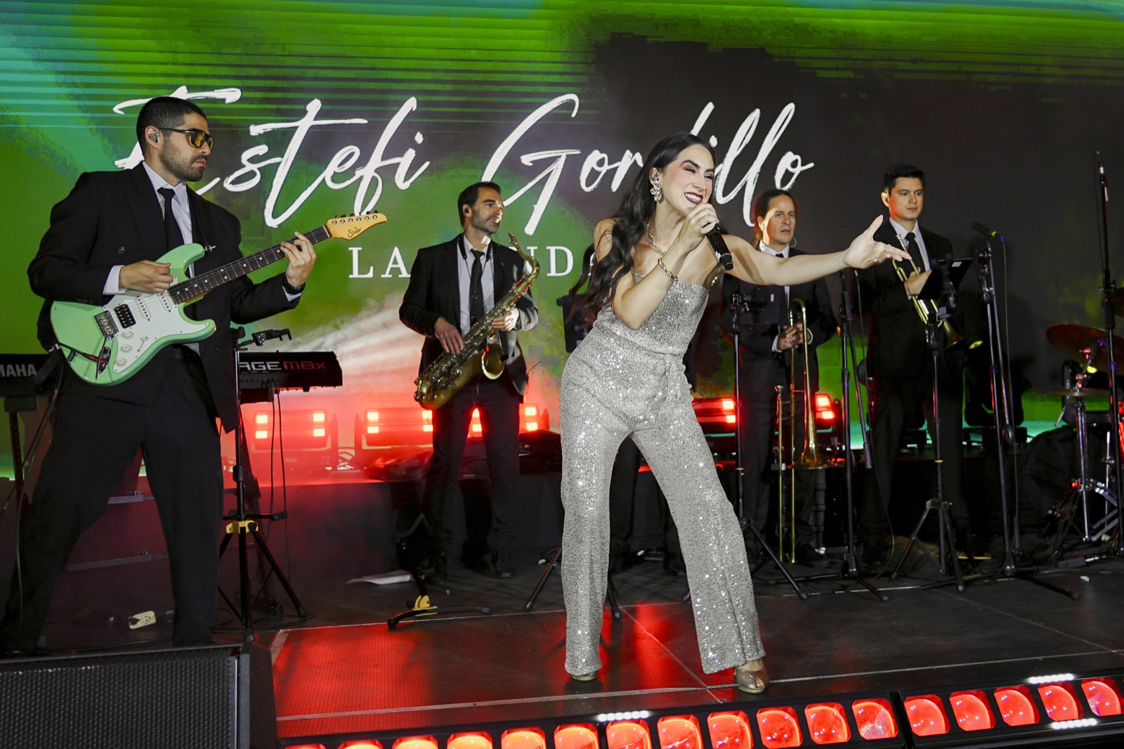 Banda en vivo en el escenario de UNFOLD 2026