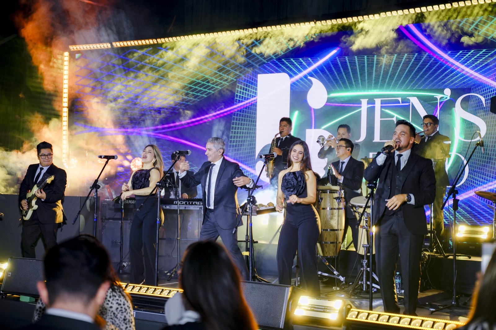Banda en vivo con efectos de chispas sobre el escenario