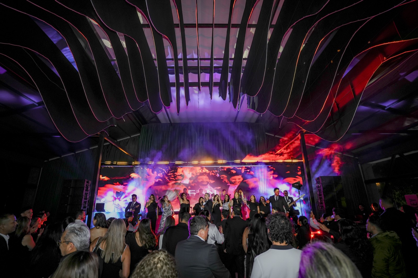 Pista de baile llena de invitados