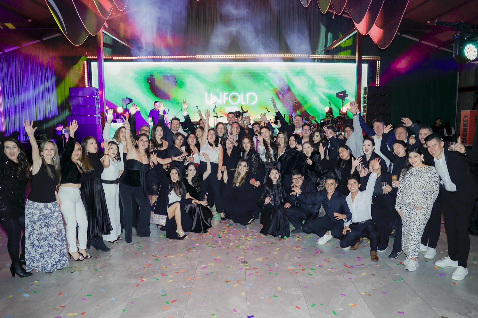 Foto grupal de cierre con confeti