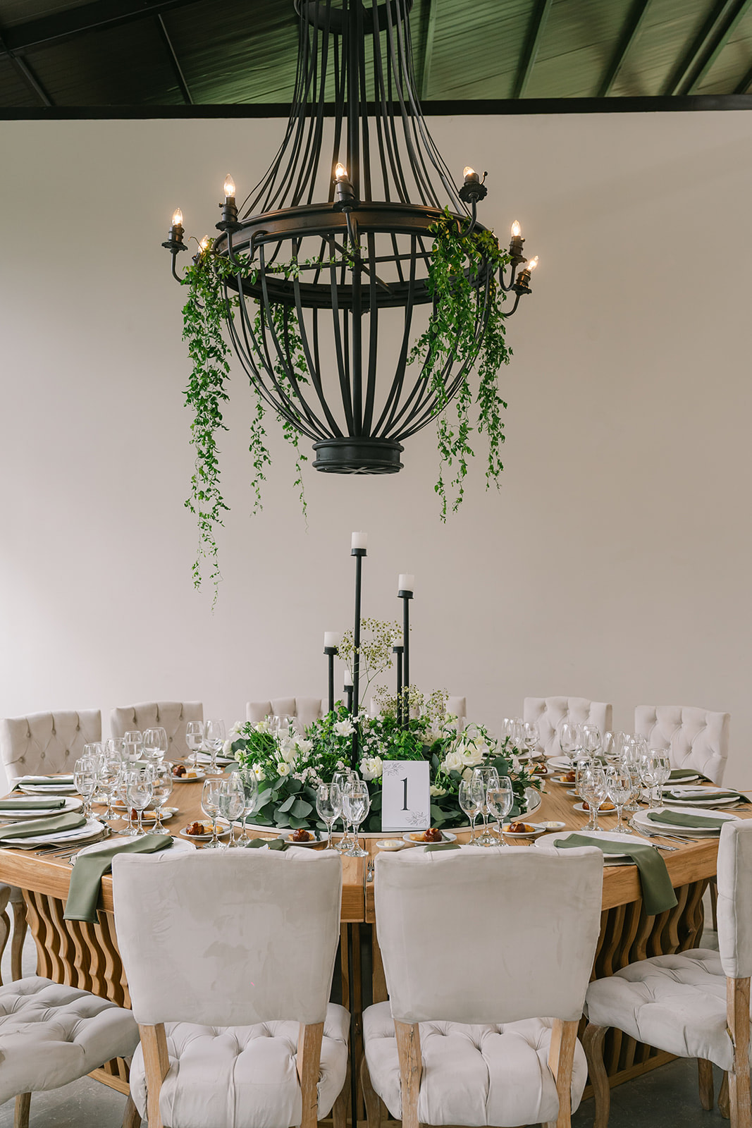Centro de mesa con candelabro y velas