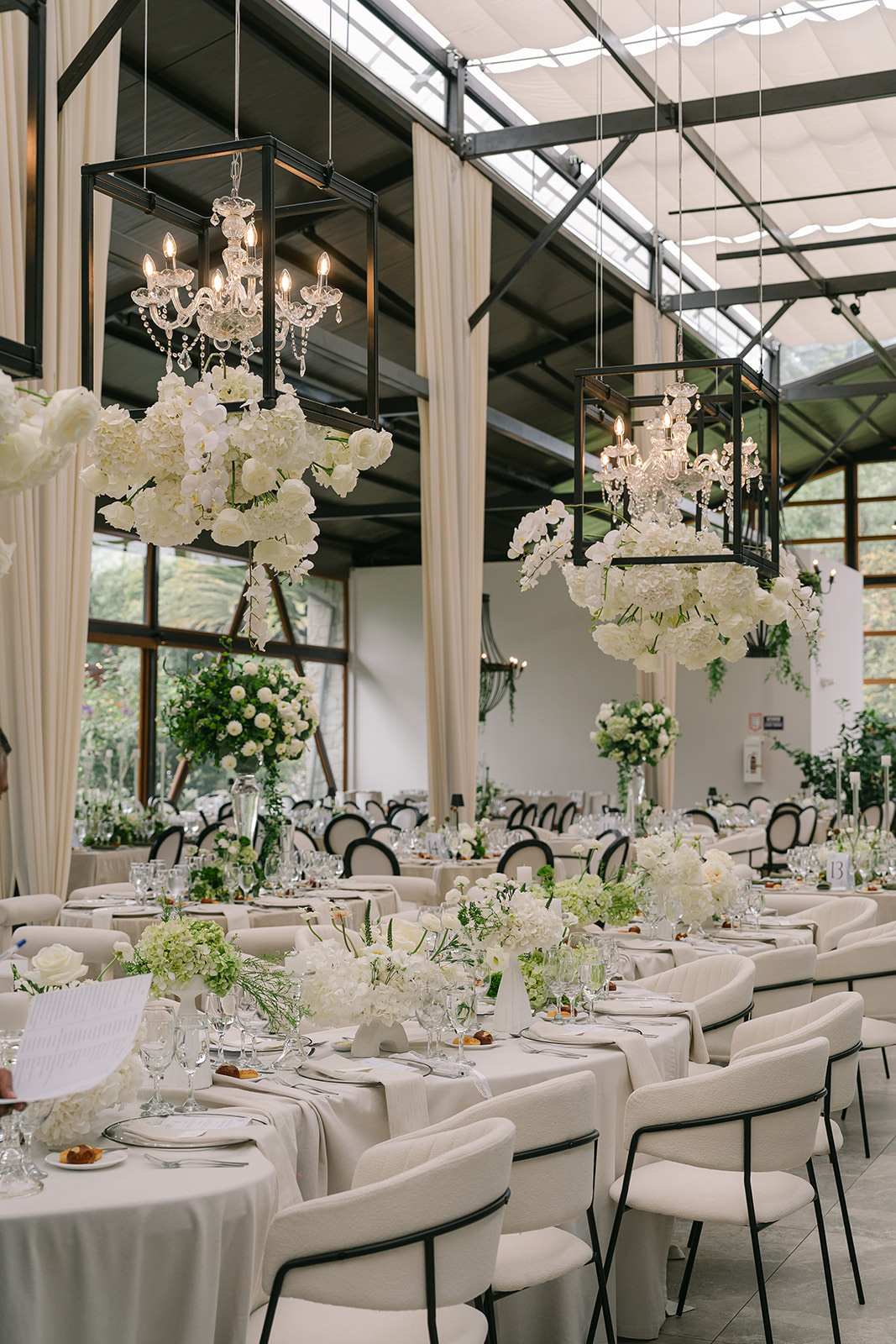 Mesa larga con centros de mesa florales