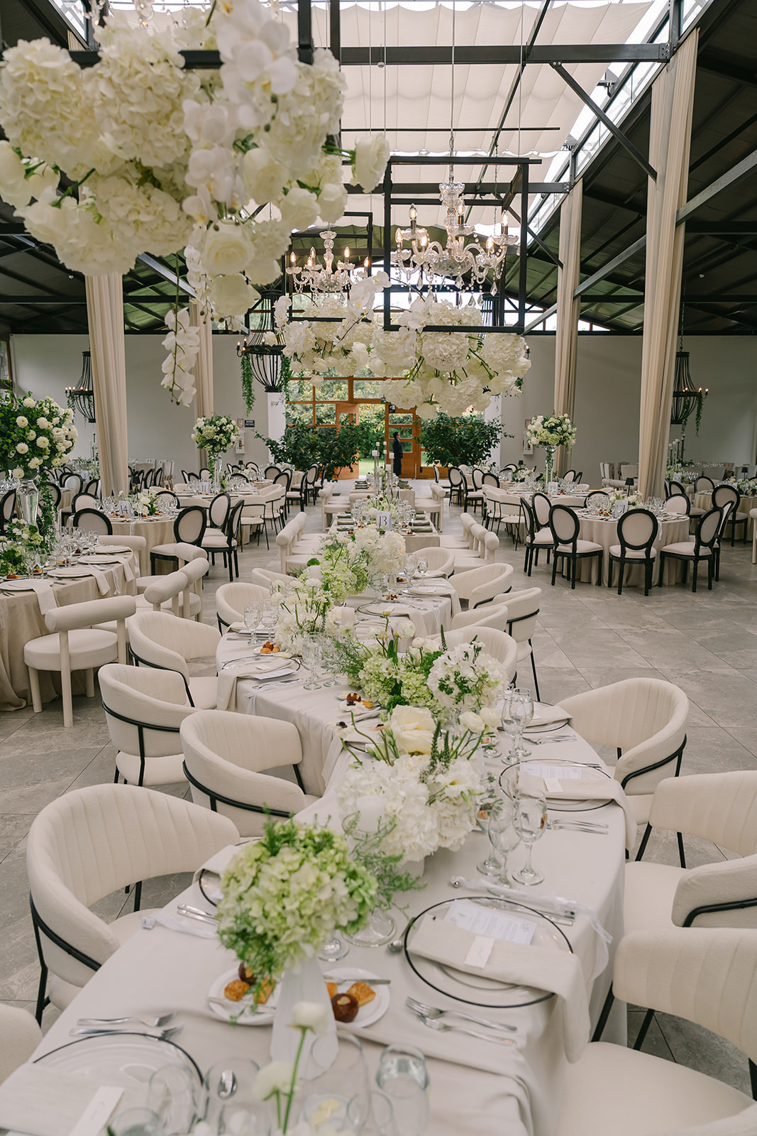 Mesa larga decorada con flores blancas