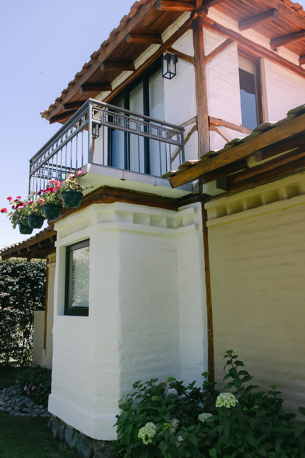 Fachada con balcón de Villa Pietra