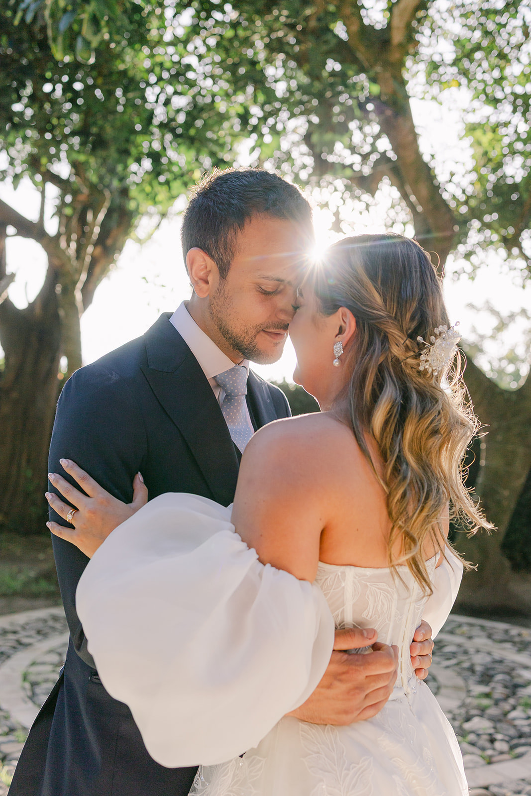 Novios abrazados en el jardín