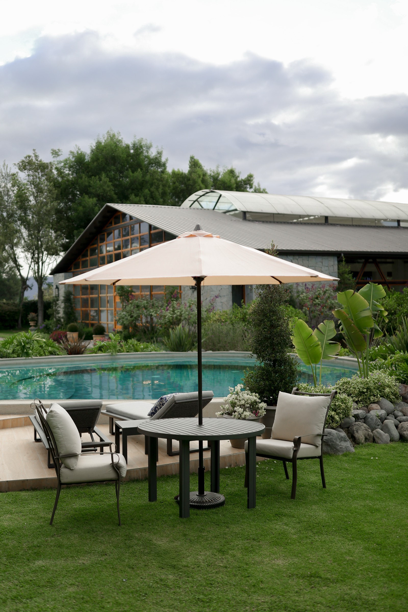 Piscina y área de descanso de Villa Pietra