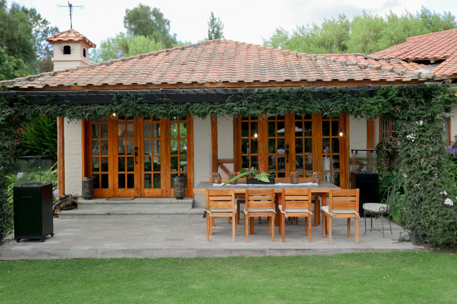 Fachada con comedor exterior de Villa Pietra