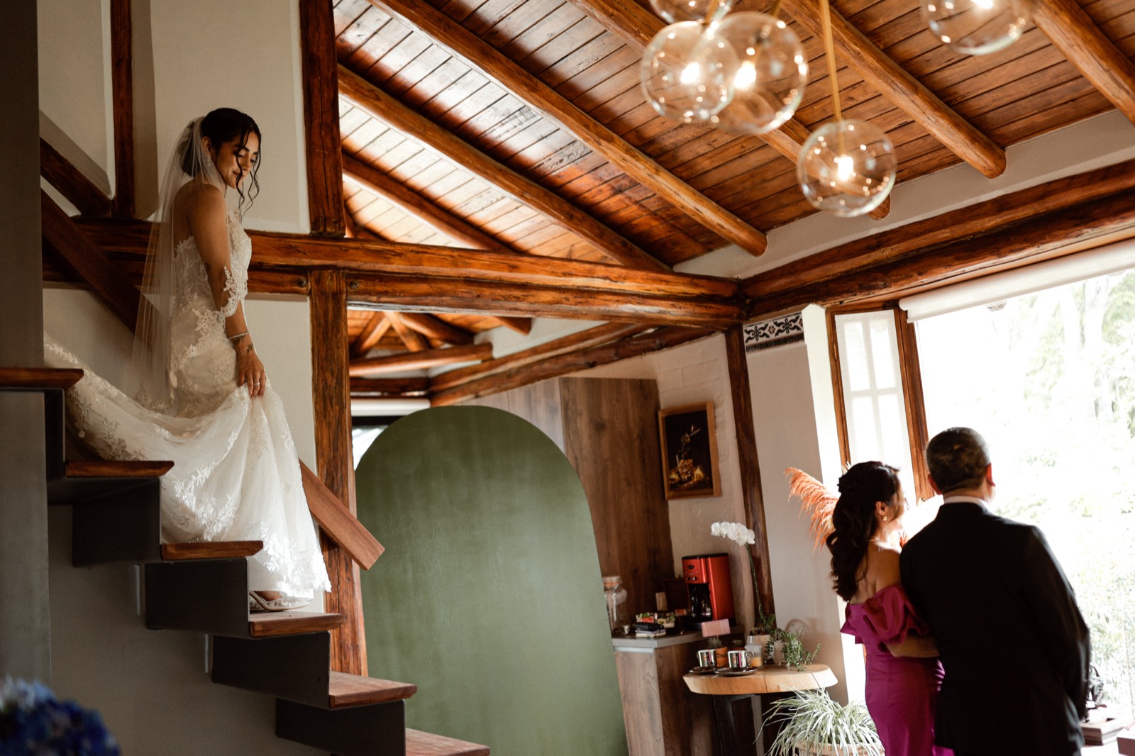 Novios celebrando su primer baile con chispas