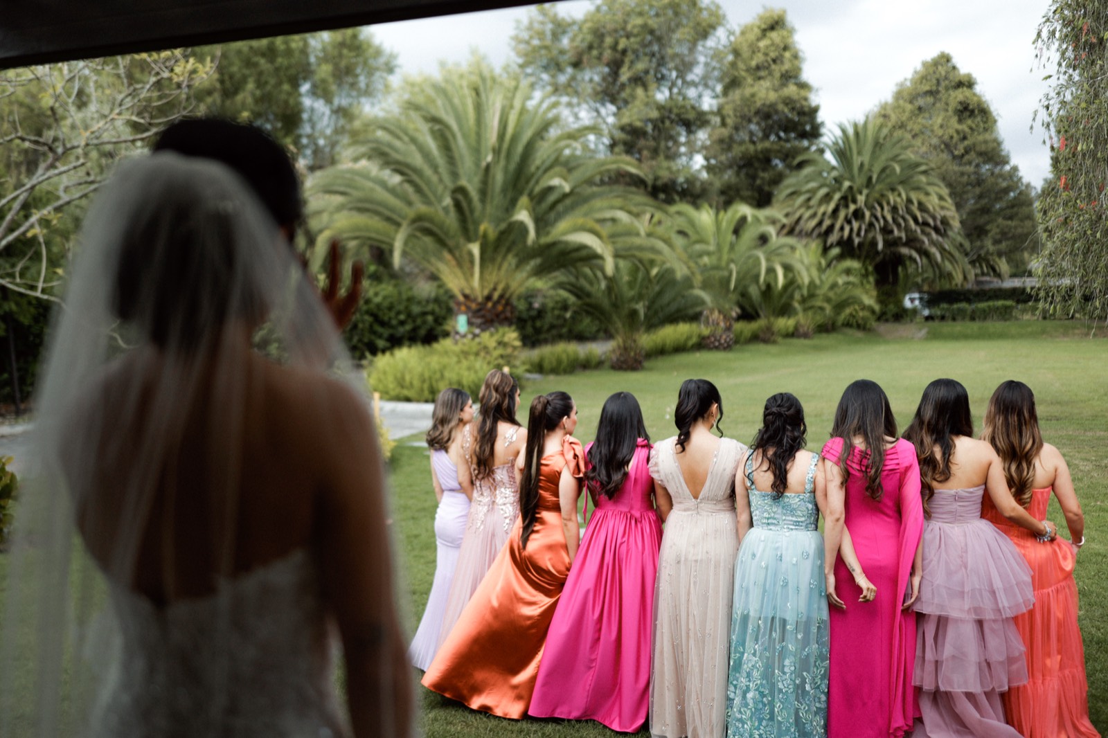 Recepción de boda con lluvia de chispas