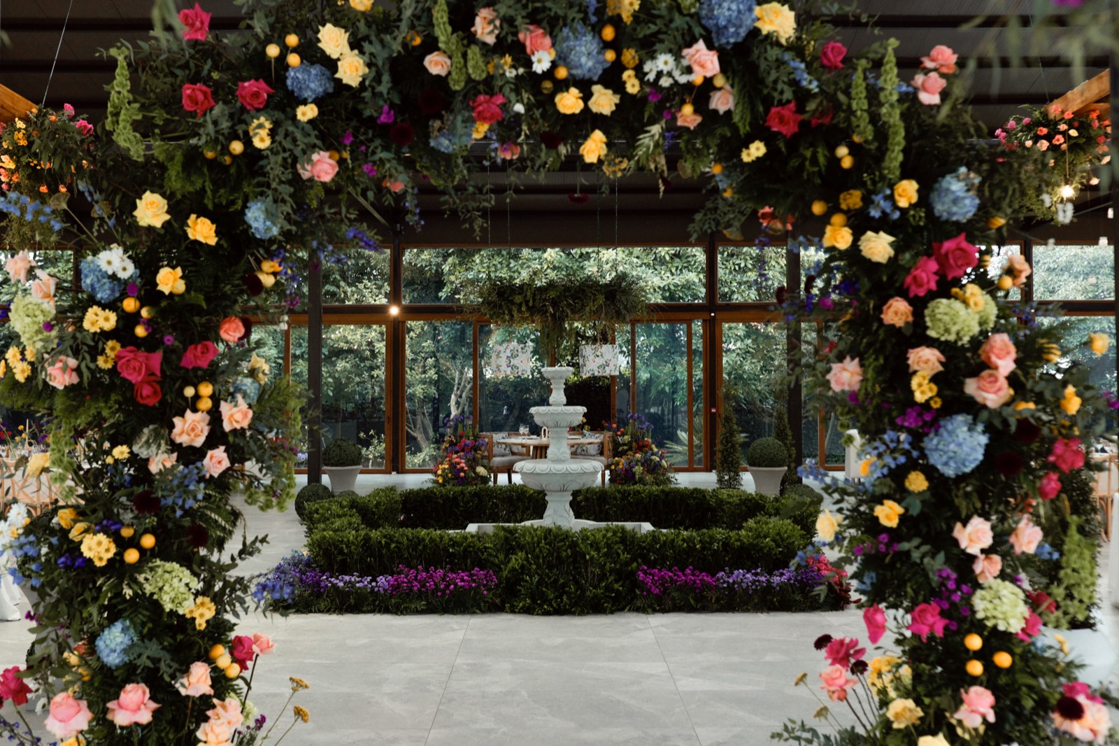 Fuente con arco floral colorido