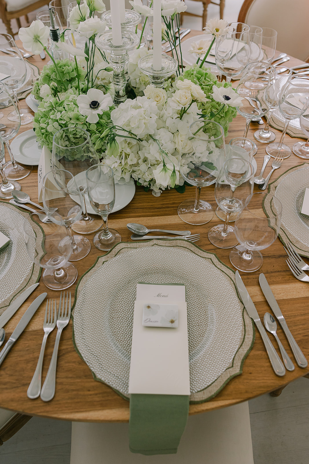Montaje de mesa con centro floral blanco