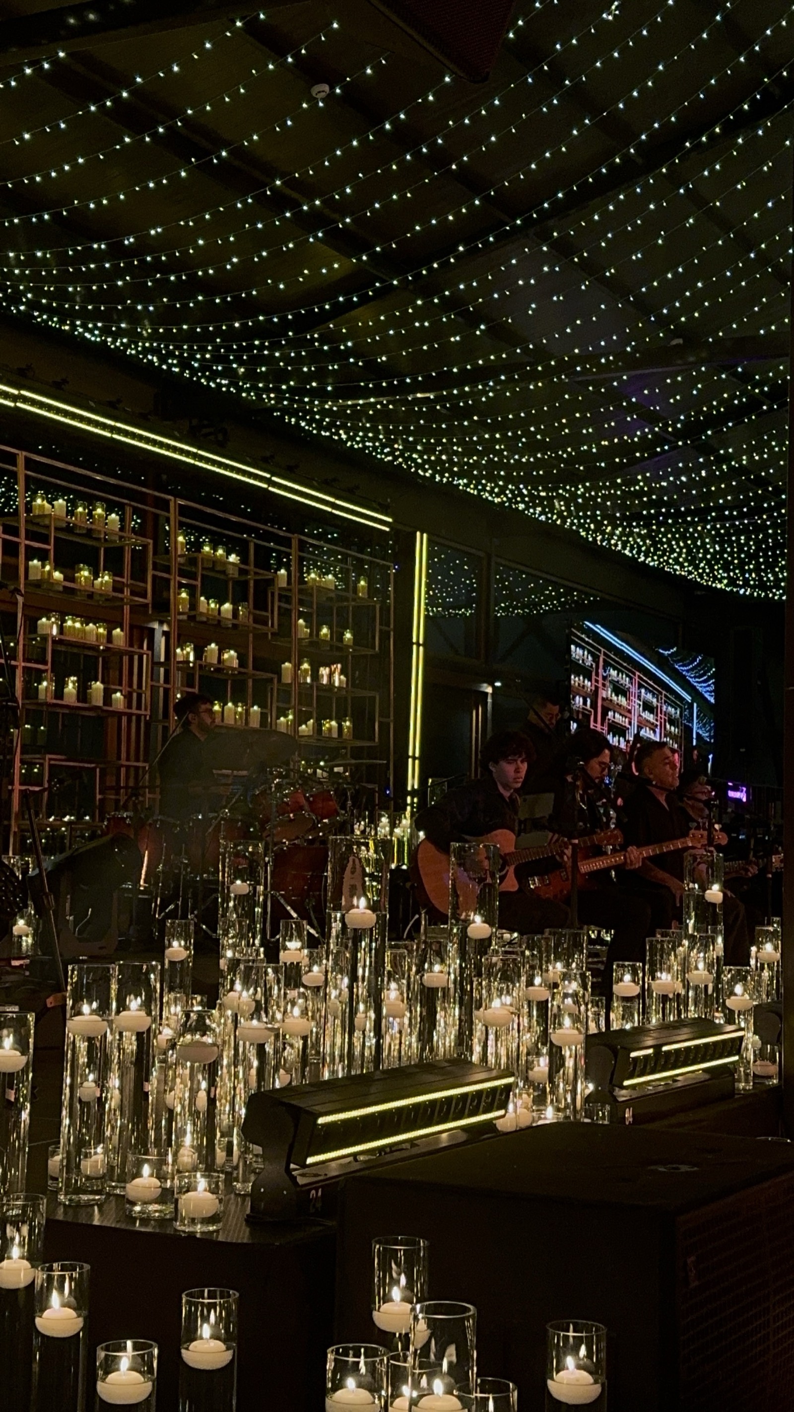 Guitarrista en vivo entre velas en Candle Night