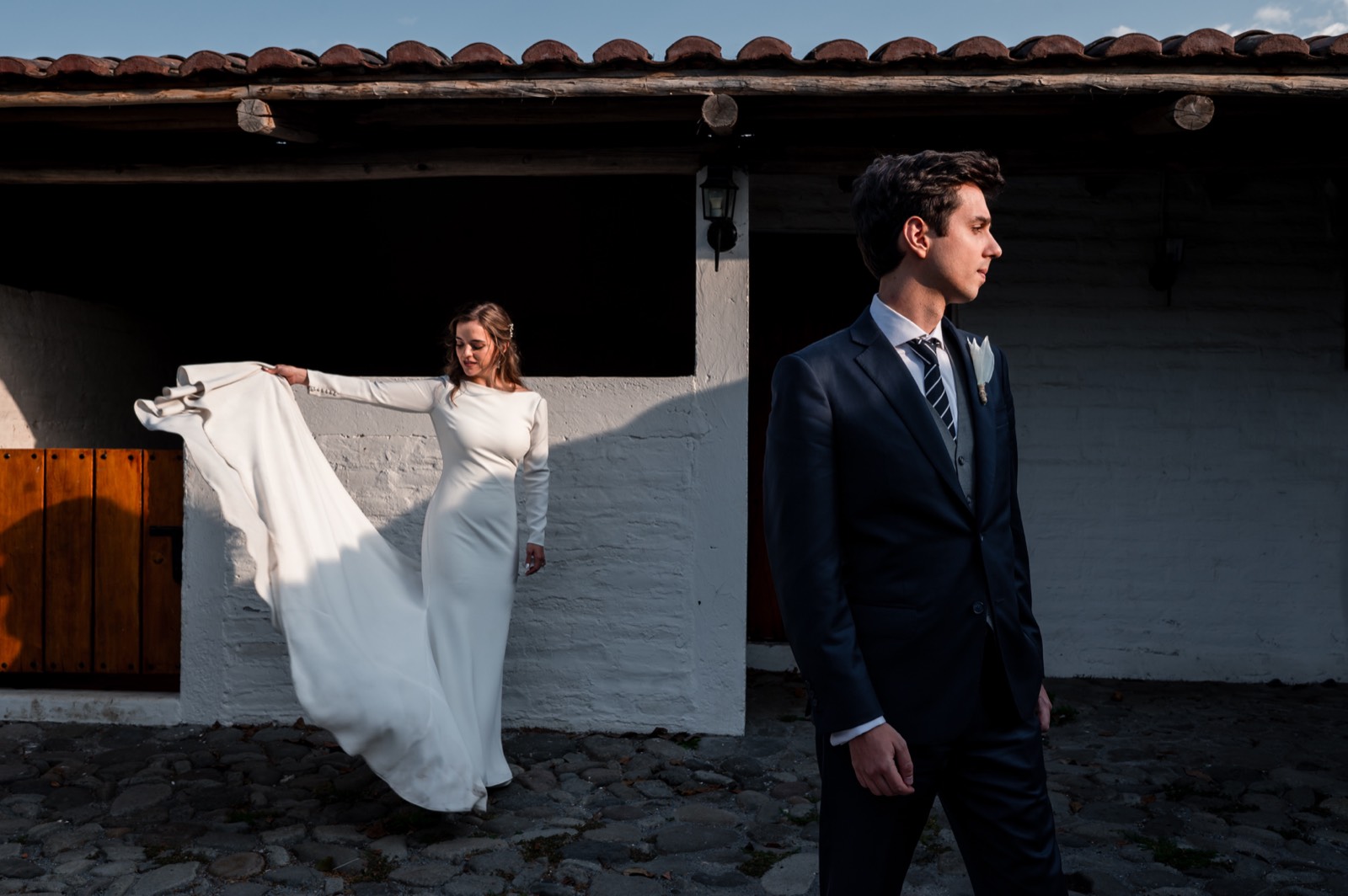 Retrato de novios en patio colonial