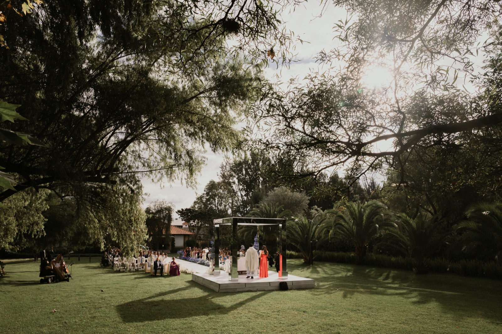 Ceremonia de boda en altar de espejos