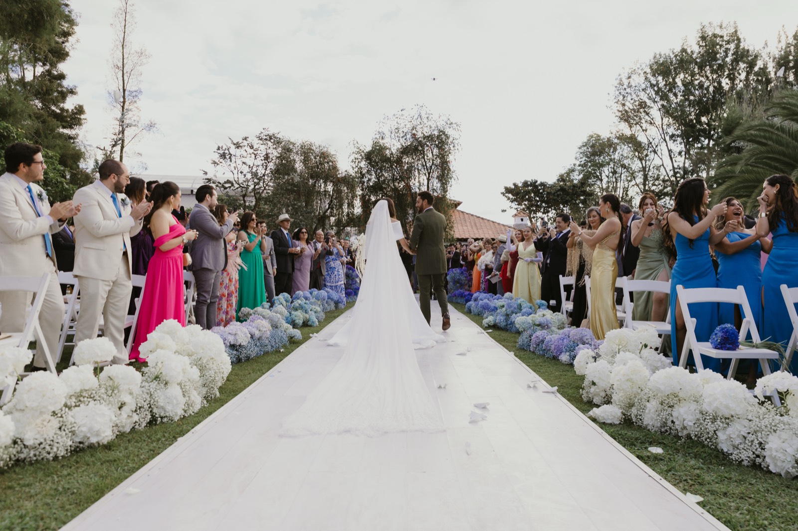 Novios celebrando al atardecer