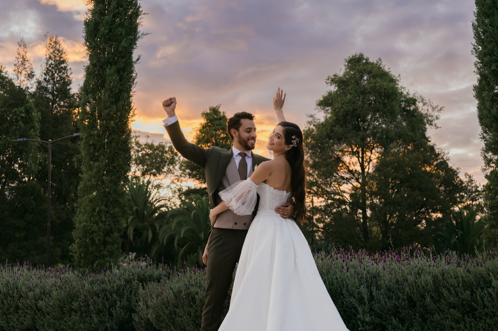 Retrato romántico de novios al atardecer