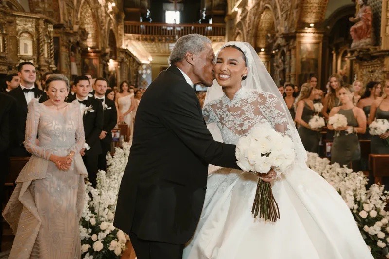 Padre acompañando a la novia al altar