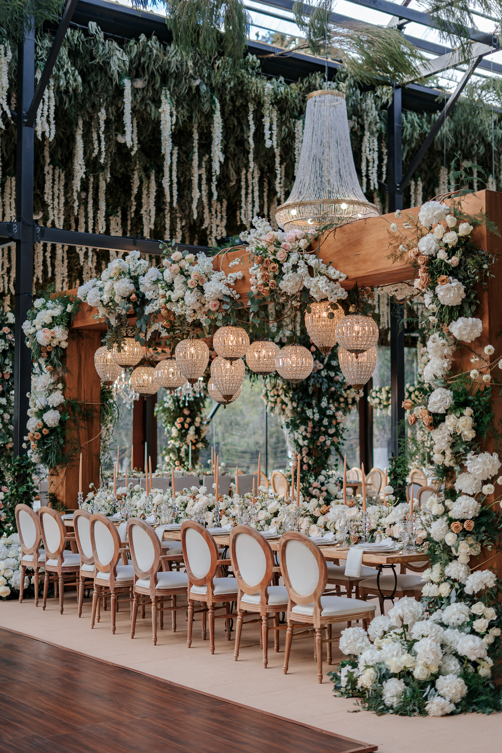 Árbol decorativo en lounge de recepción