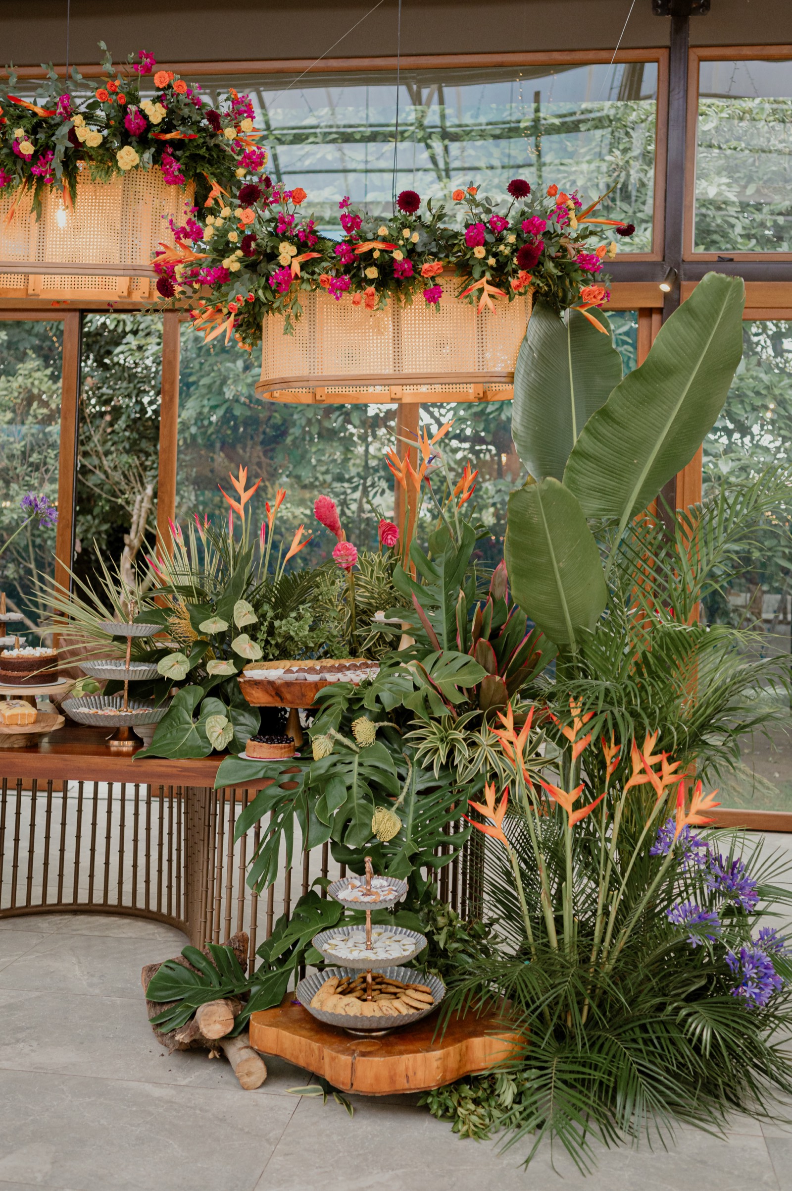Barra de recepción con plantas y flores