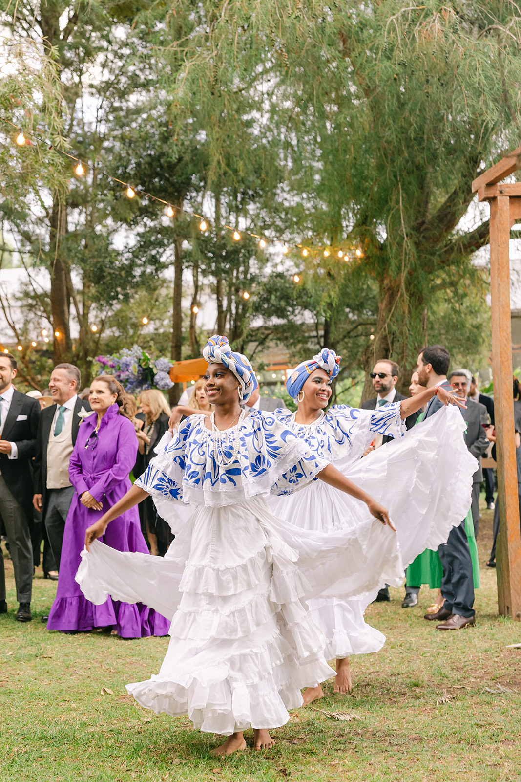 Bailarinas de danza folclórica en celebración