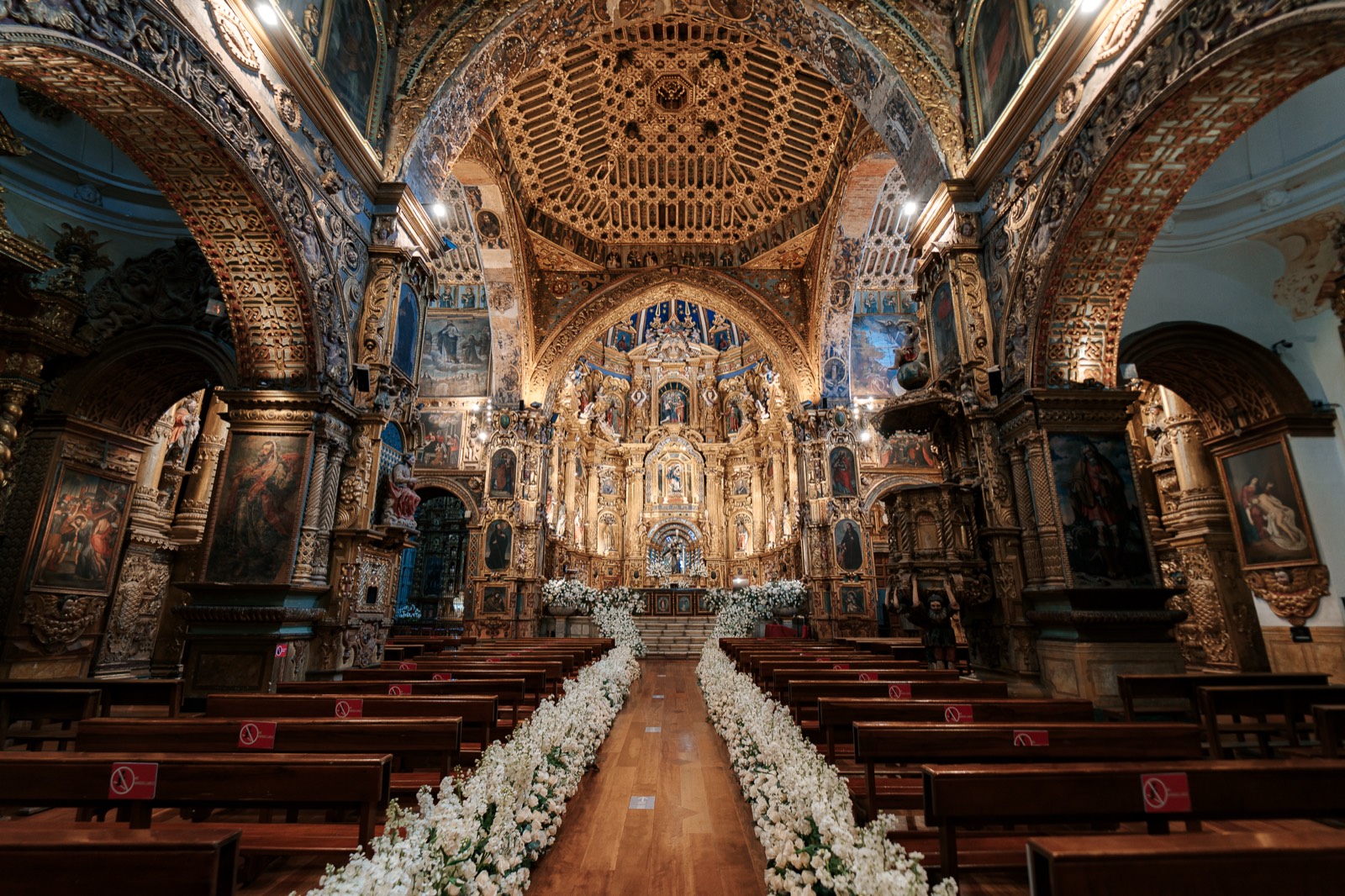 Padre acompañando a la novia a la ceremonia