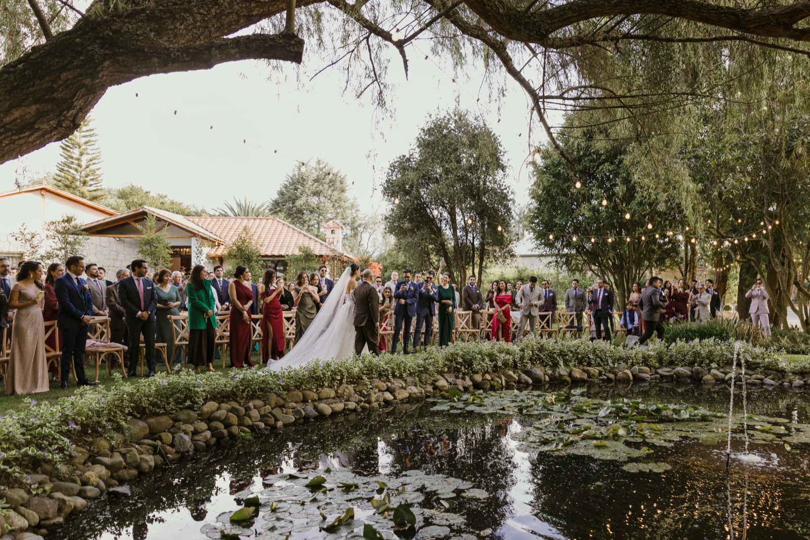 Entrada de la novia a la ceremonia junto al lago