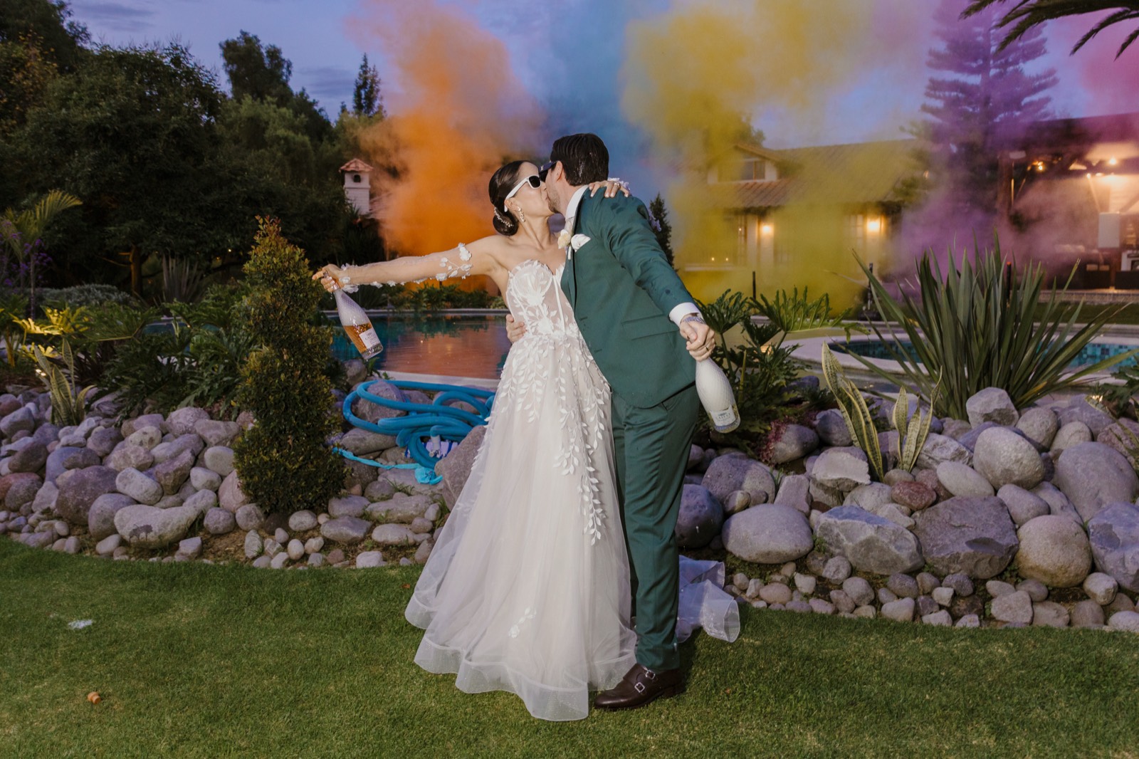 Novios celebrando con humo de colores