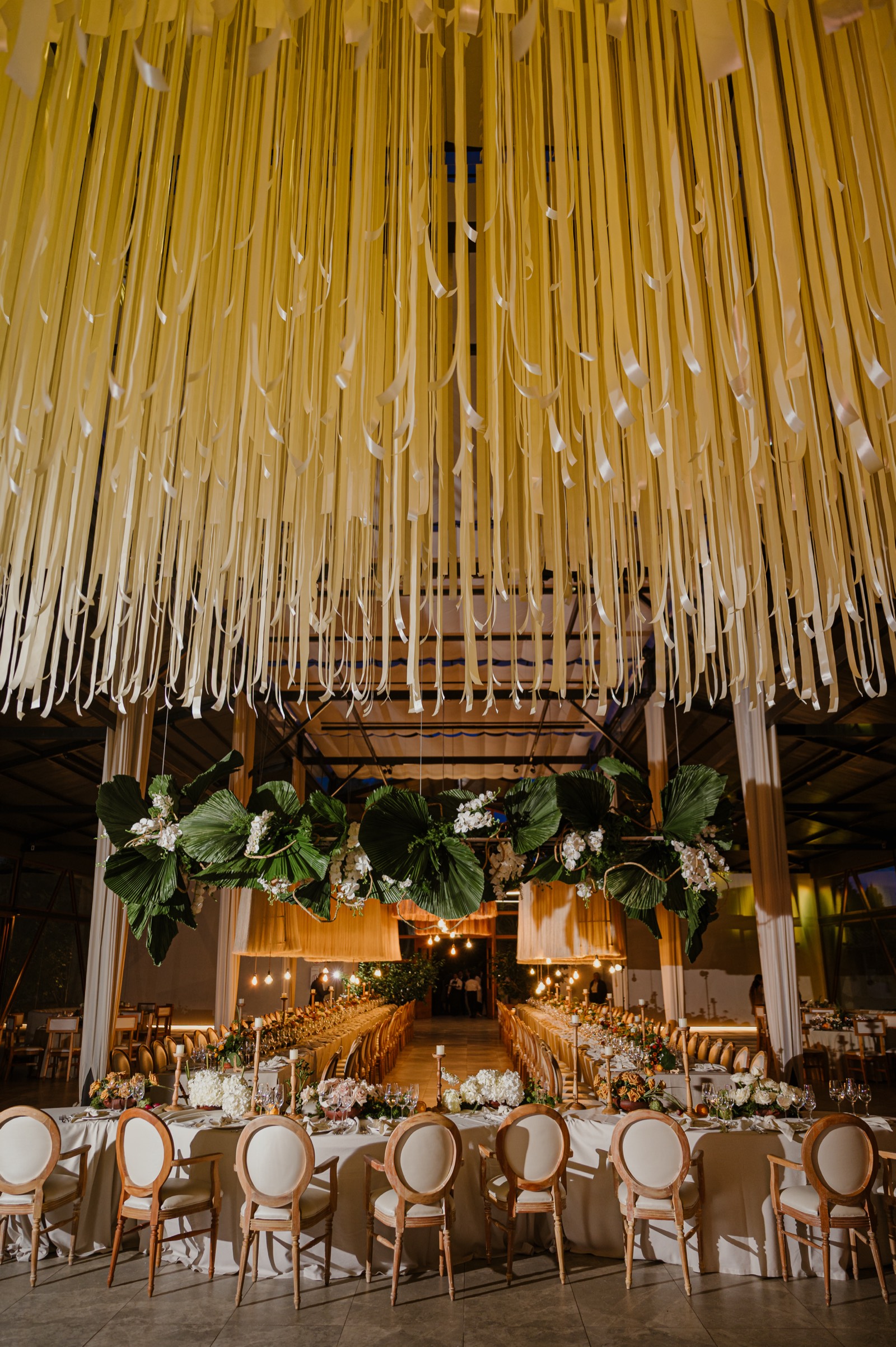 Mesa de recepción con pantallas colgantes