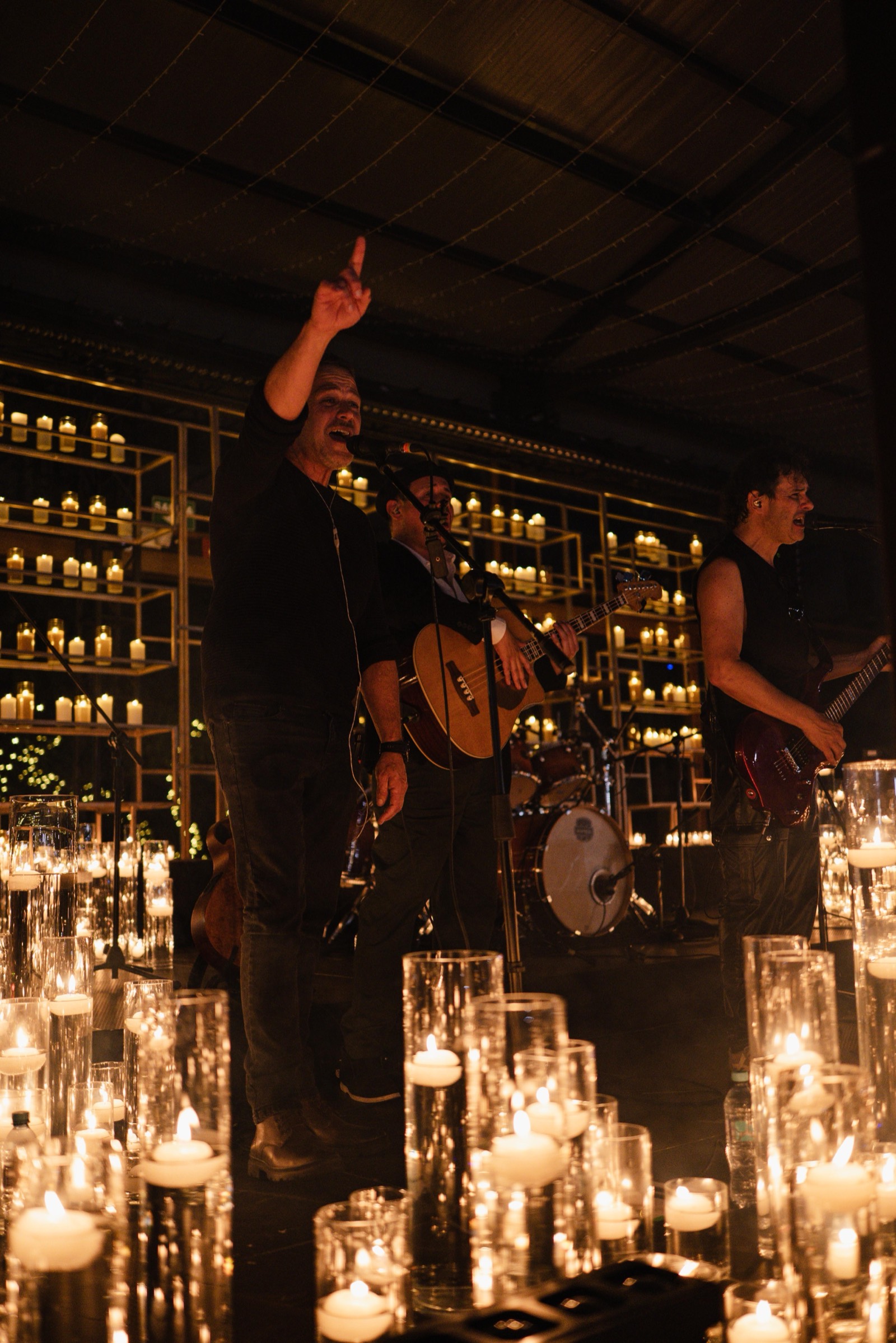 Música en vivo rodeada de velas en Candle Night