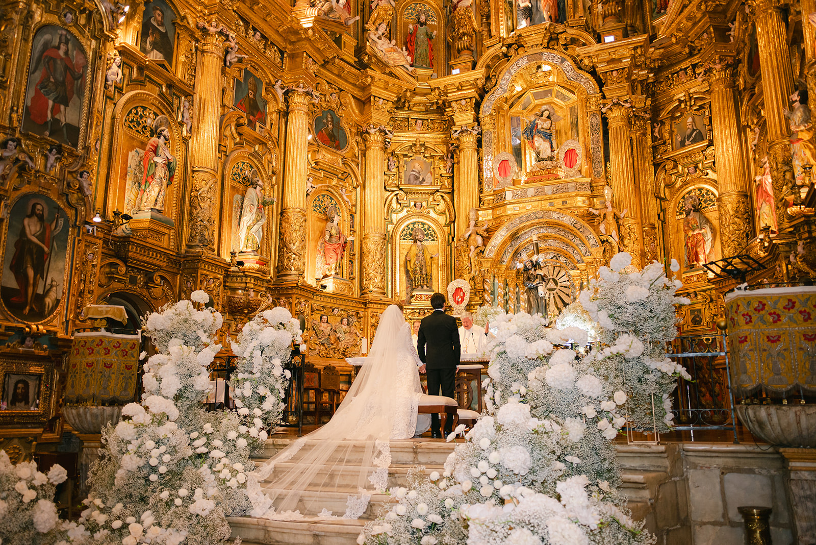 Ceremonia en altar dorado de iglesia