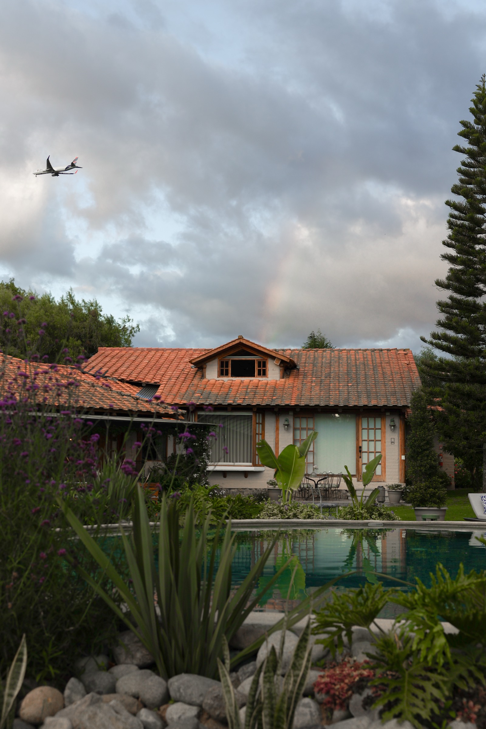 Fachada de Villa Pietra con arcoíris