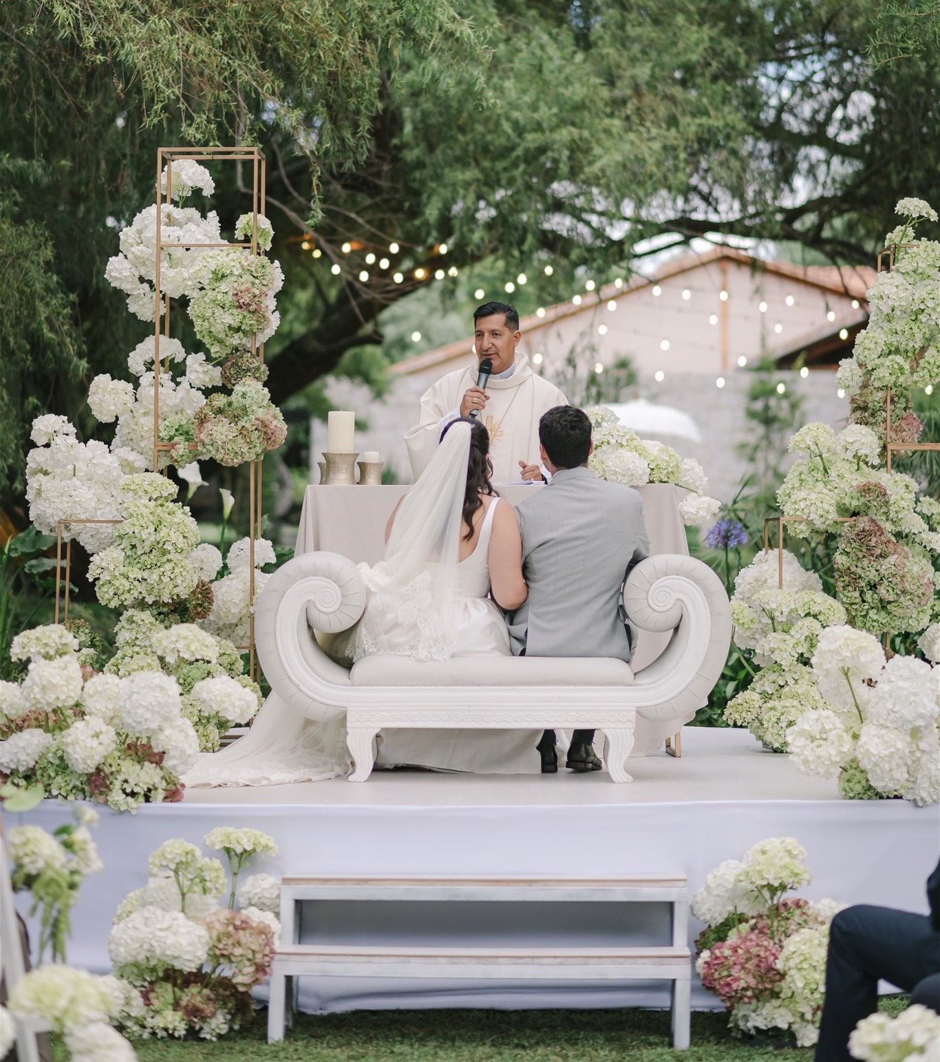 Damas de honor en los jardines de Villa Pietra