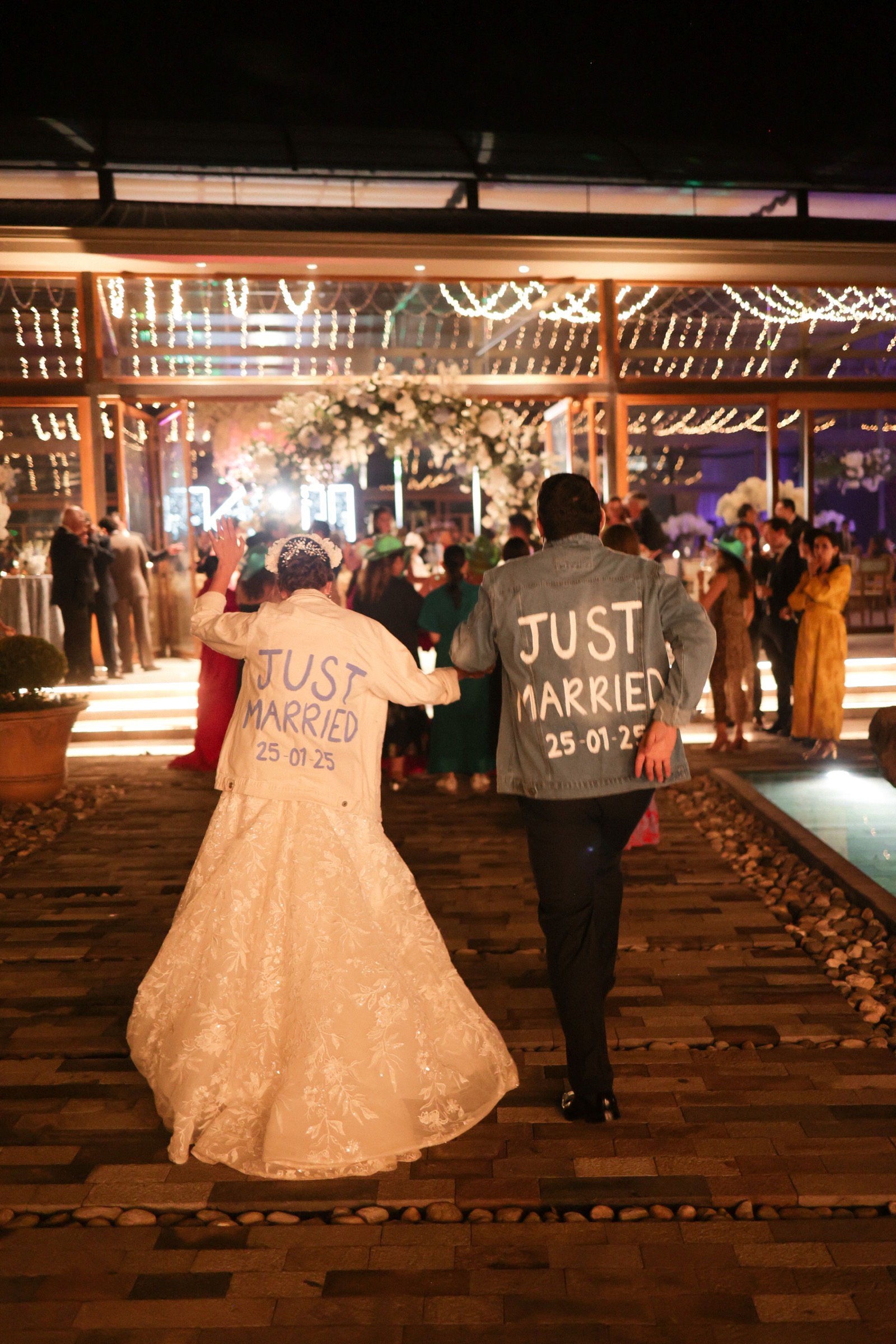 Salida de los novios con luces de bengala