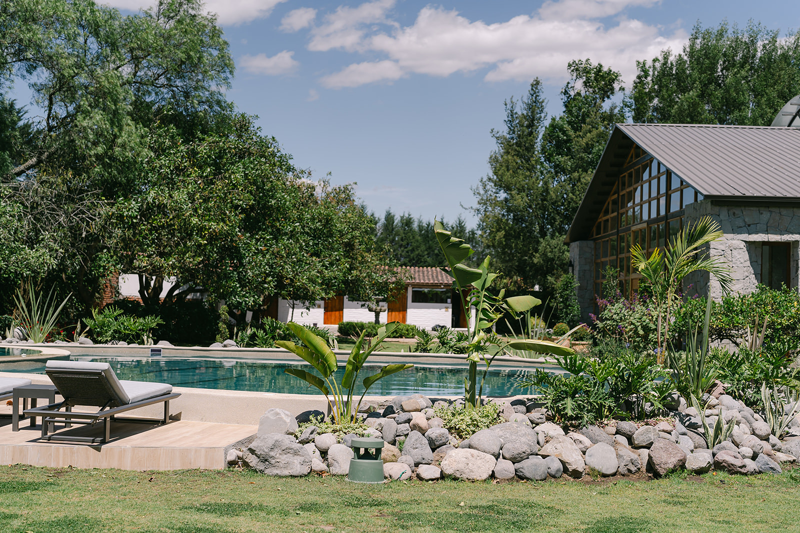 Piscina con sillas de descanso en Villa Pietra
