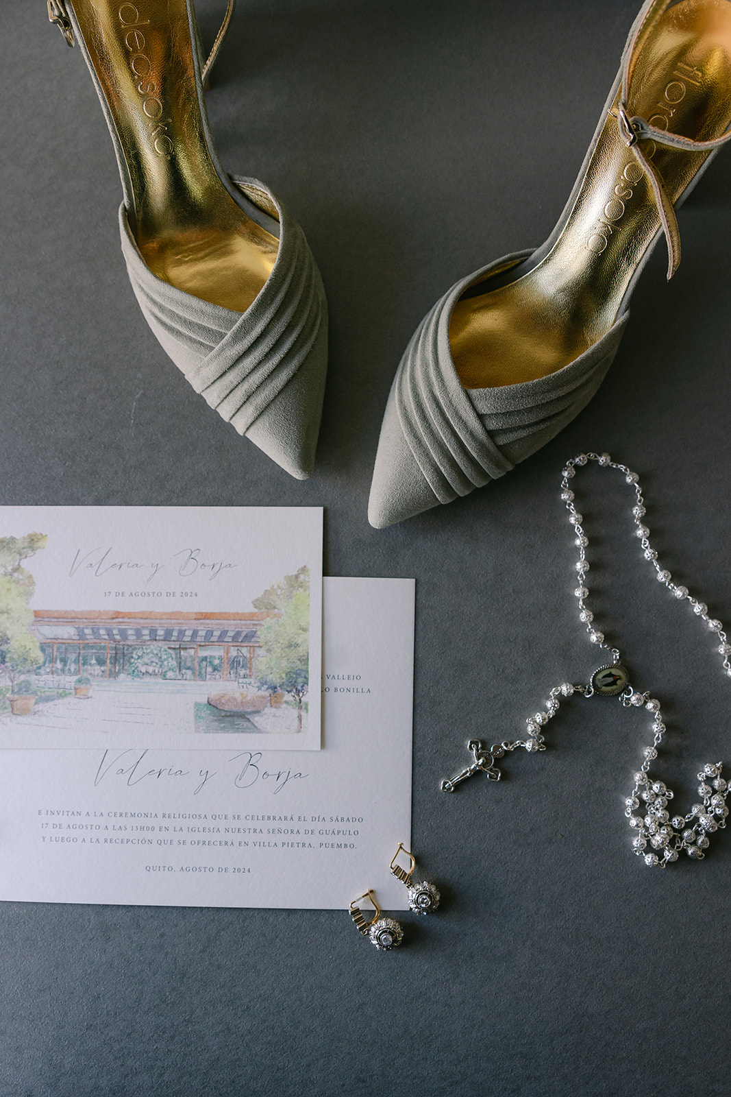 Invitación de boda con zapatos y joyería