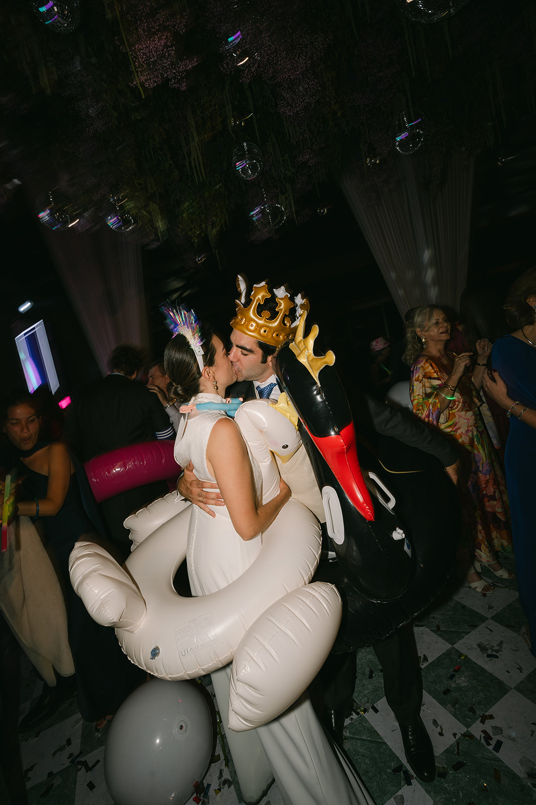 Novios celebrando con un divertido cisne inflable