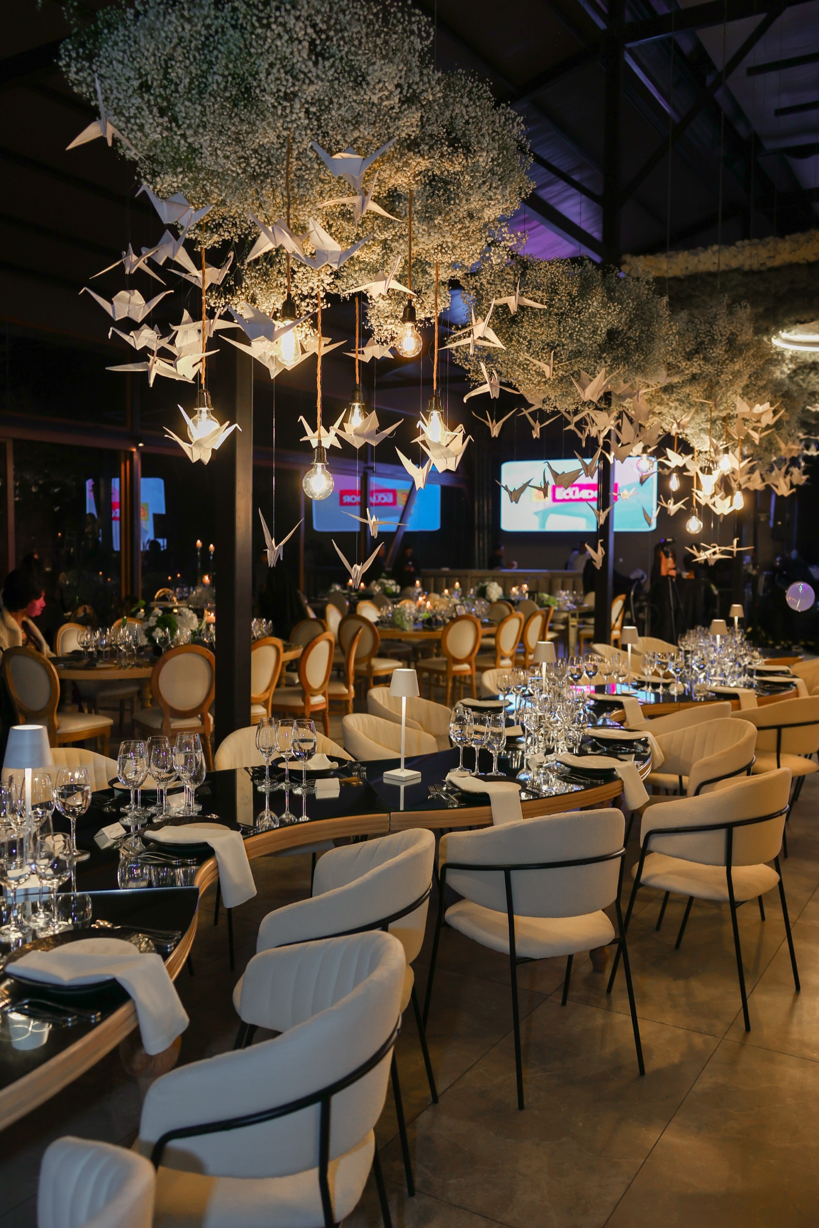 Recepción decorada con grullas de papel colgantes