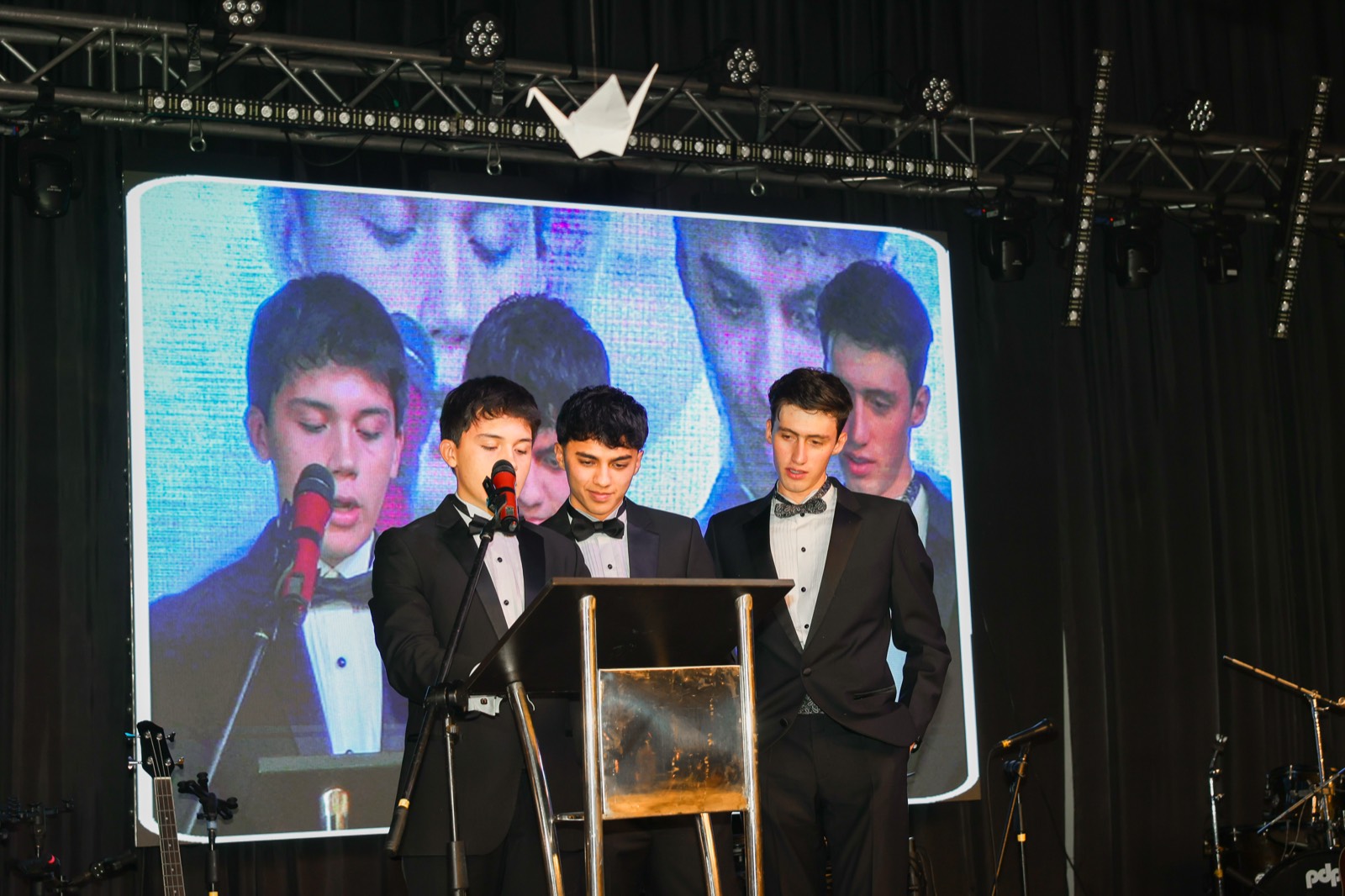 Graduados dando discurso en ceremonia de promoción