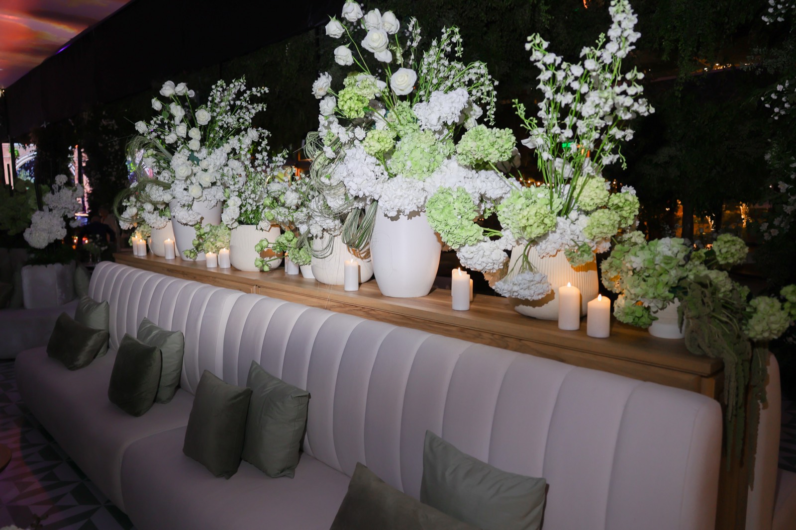Arreglos florales de la recepción al atardecer