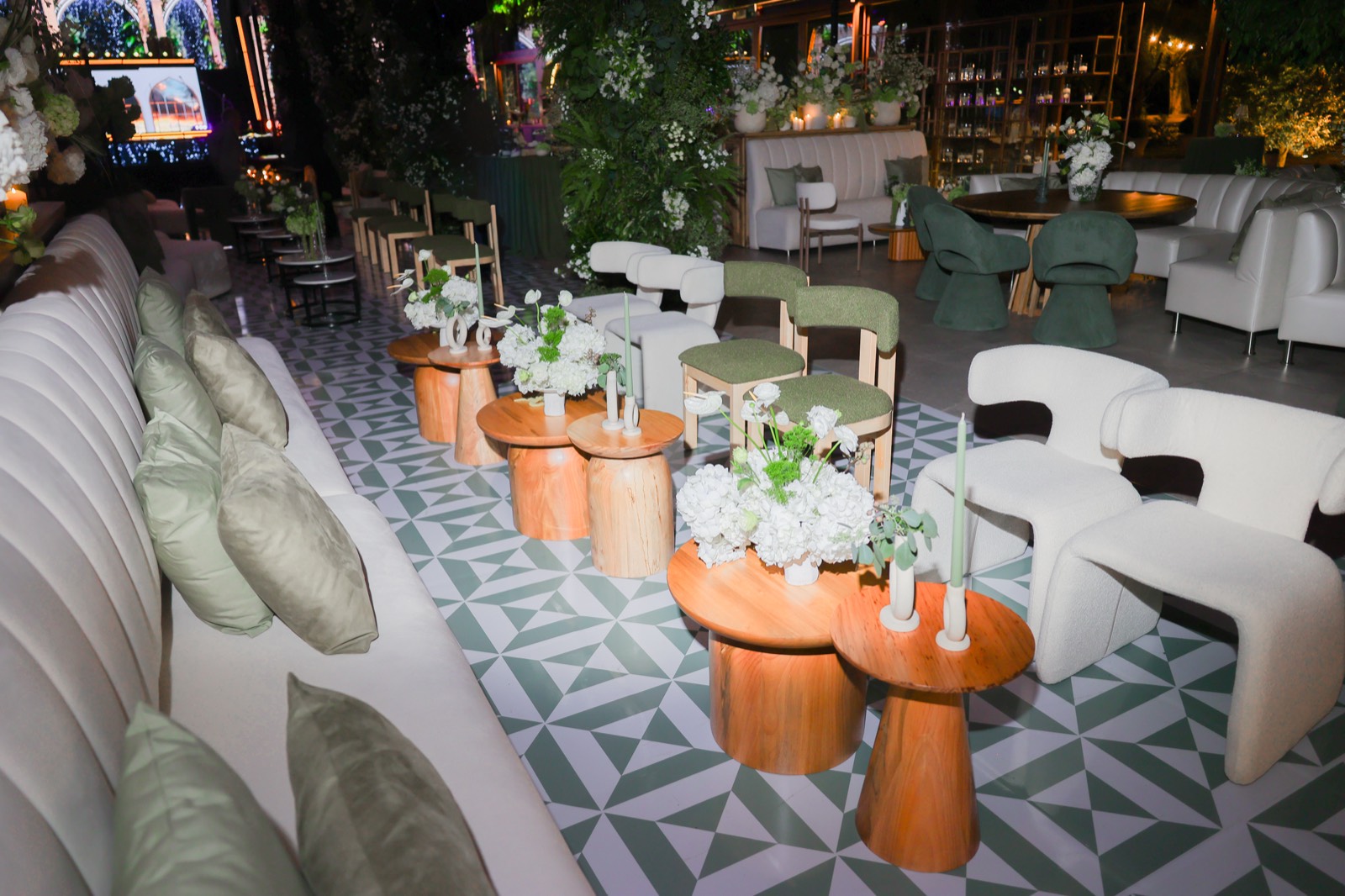 Decoración floral nocturna de boda