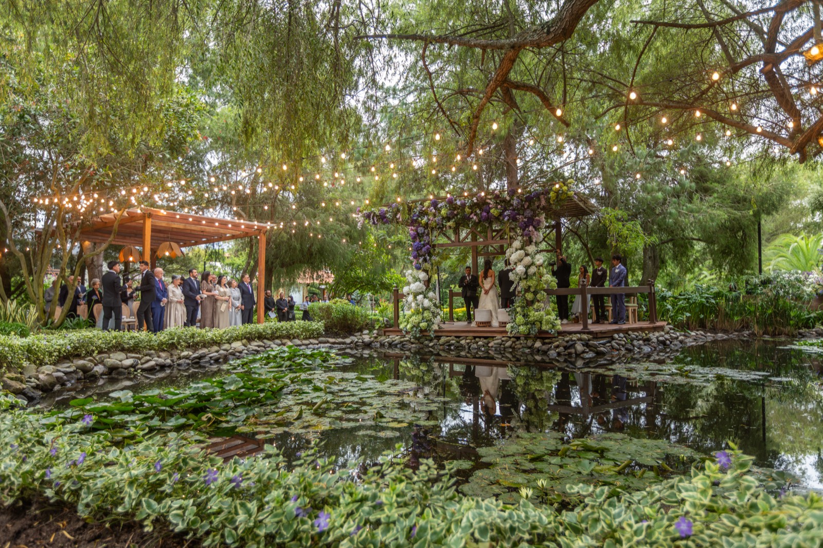 Ceremonia de boda junto al lago en Villa Pietra