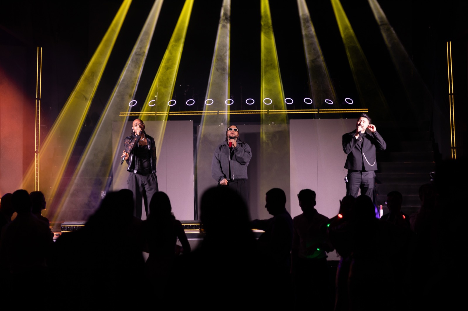 Cantantes en el escenario de la boda