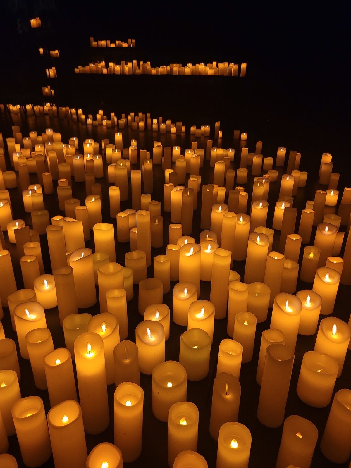 Cientos de velas encendidas iluminando la noche