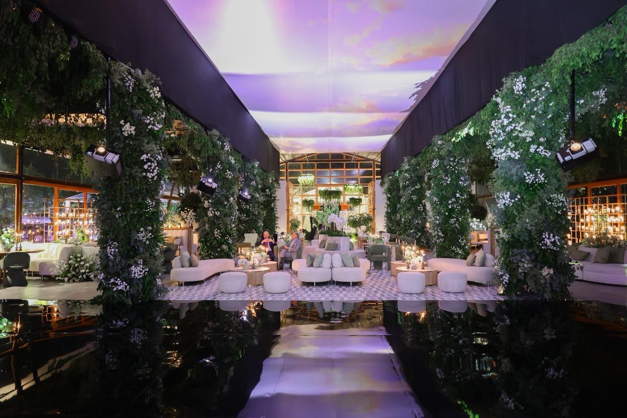 Lounge de fiesta con cielo pintado y decoración floral