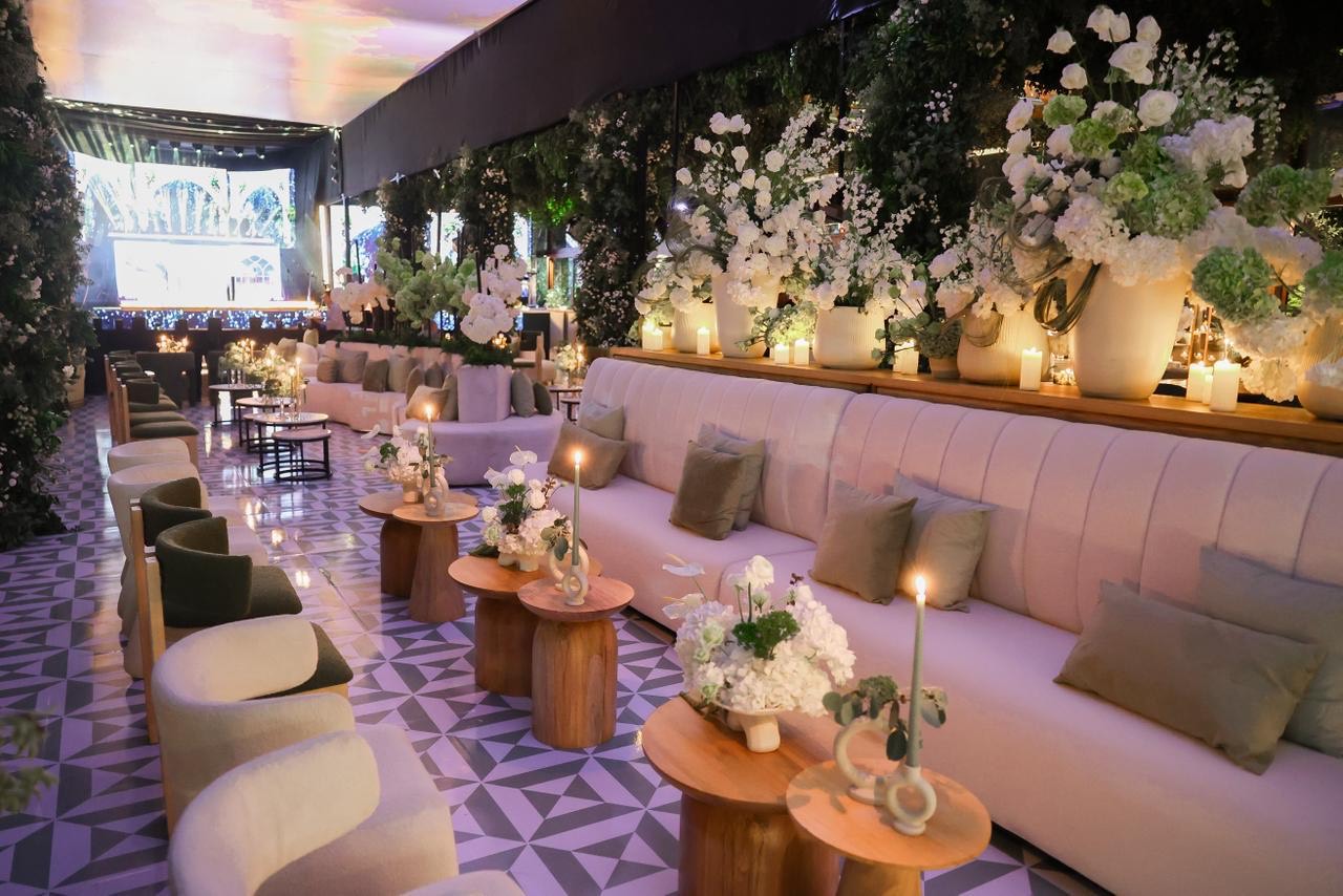 Lounge decorado con arreglos florales y mobiliario elegante
