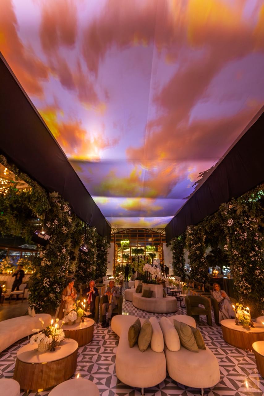 Área lounge nocturna con iluminación ambiental