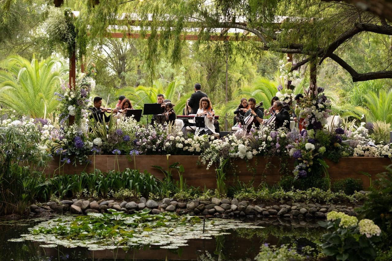 Ceremonia de boda junto al estanque con cuarteto musical